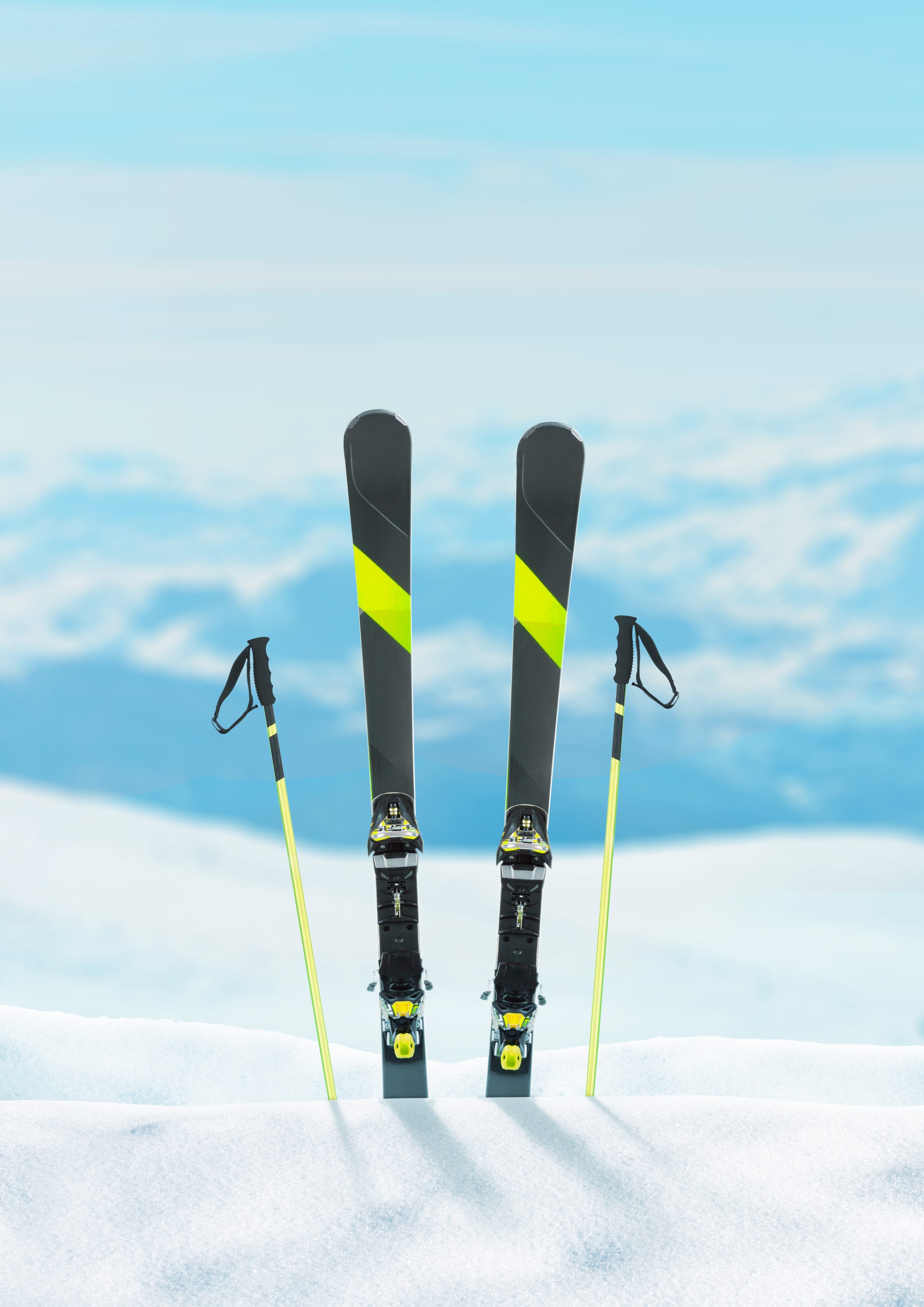Paire de skis et bâtons plantés dans la neige